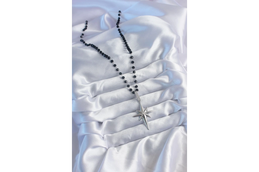 Shoecide Pirinç Gümüş Renk Kutup Yıldızı Model Siyah Boncuk Zirkon Taş Detay Vip Seri Kadın Kolye