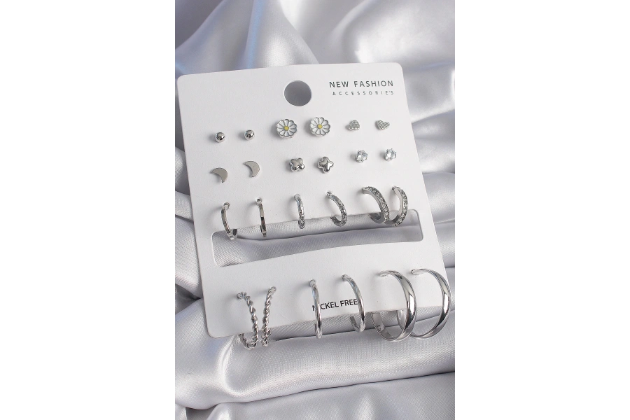 Shoecide Pirinç Gümüş Renk Papatya Detaylı 12 Çift Kadın Küpe Seti