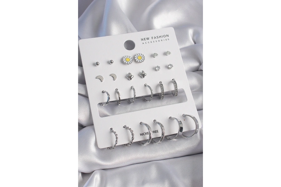 Shoecide Pirinç Gümüş Renk Papatya Detaylı 12 Çiftli Kadın Küpe Seti