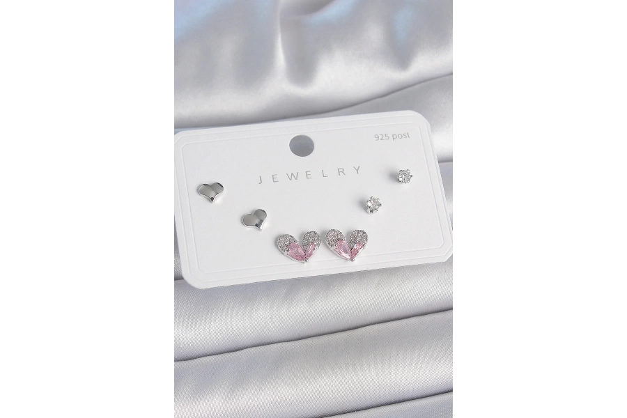 Shoecide Pirinç Gümüş Renk Pembe Zirkon Taşlı Kalp Model 925 Ayar Gümüş Çivi Kadın Küpe Seti
