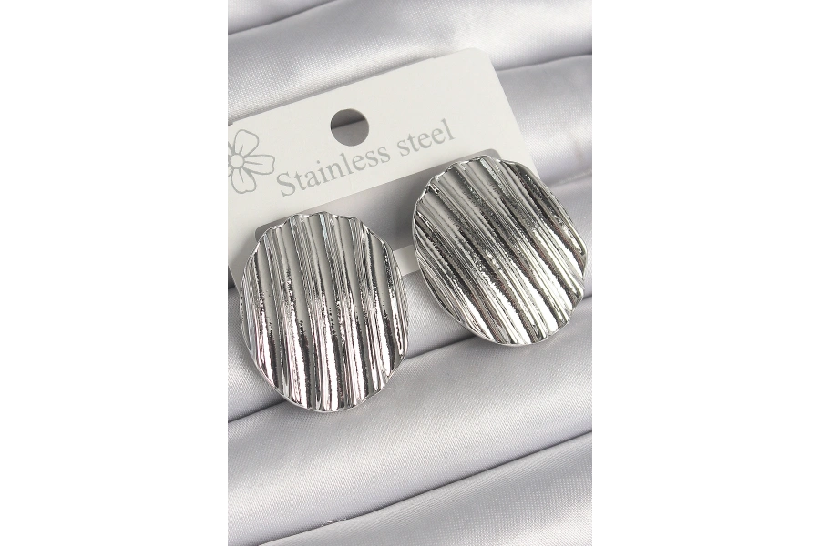 Shoecide Pirinç Gümüş Renk Sallantı İşlemeli Daire Plaka Model Kadın Küpe