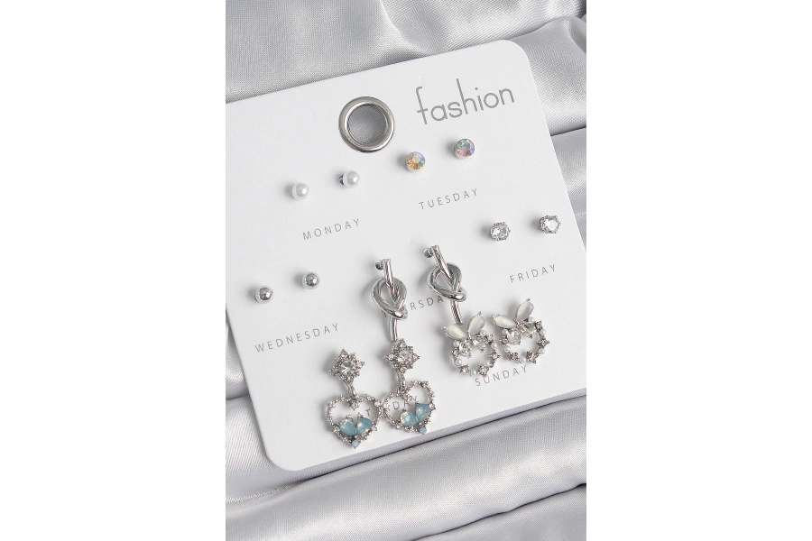 Shoecide Pirinç Gümüş Renk Sallantı Zirkon Taşlı Kalp Model Düğüm Detay 7 Çift Kadın Küpe Seti