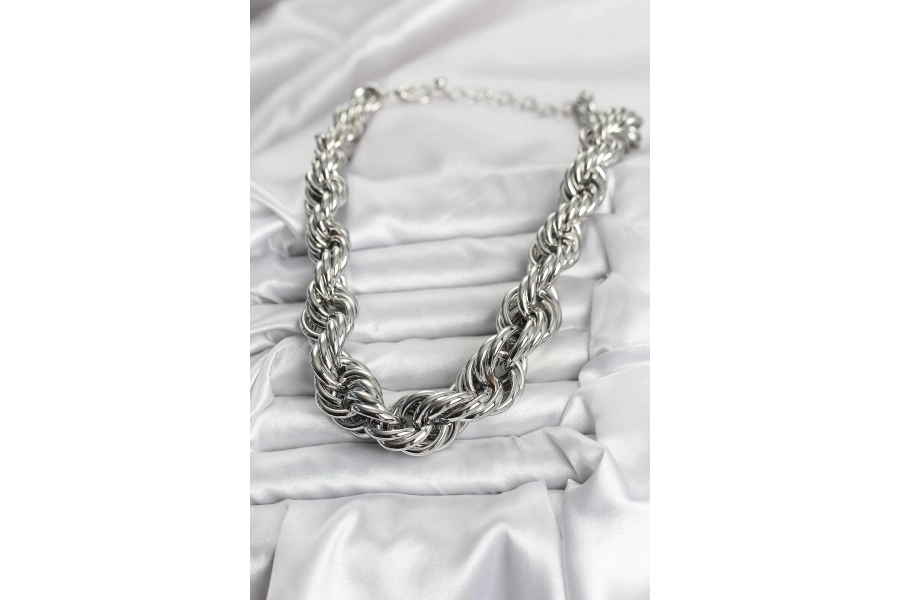 Shoecide Pirinç Gümüş Renk Sarmal Halat Model Kadın Kolye