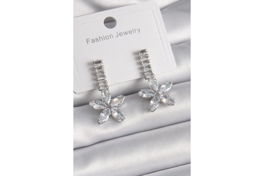 Shoecide Pirinç Gümüş Renk Su Yolu Zirkon Taşlı Çiçek Model Kadın Küpe