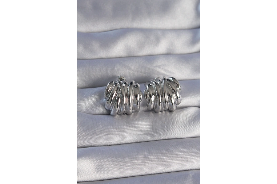 Shoecide Pirinç Gümüş Renk Tırtıklı Bombe Model Küpe