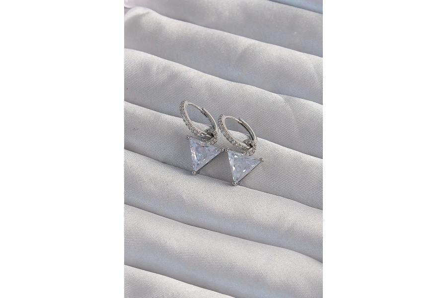 Shoecide Pirinç Gümüş Renk Üçgen Zirkon Taşlı Sallantılı Halka Küpe