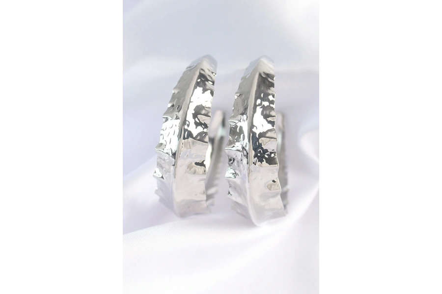 Shoecide Pirinç Gümüş Renk Yaprak Desenli Halka Küpe