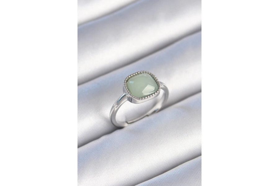 Shoecide Pirinç Gümüş Renk Yeşil Kare Mineli Kadın Yüzük