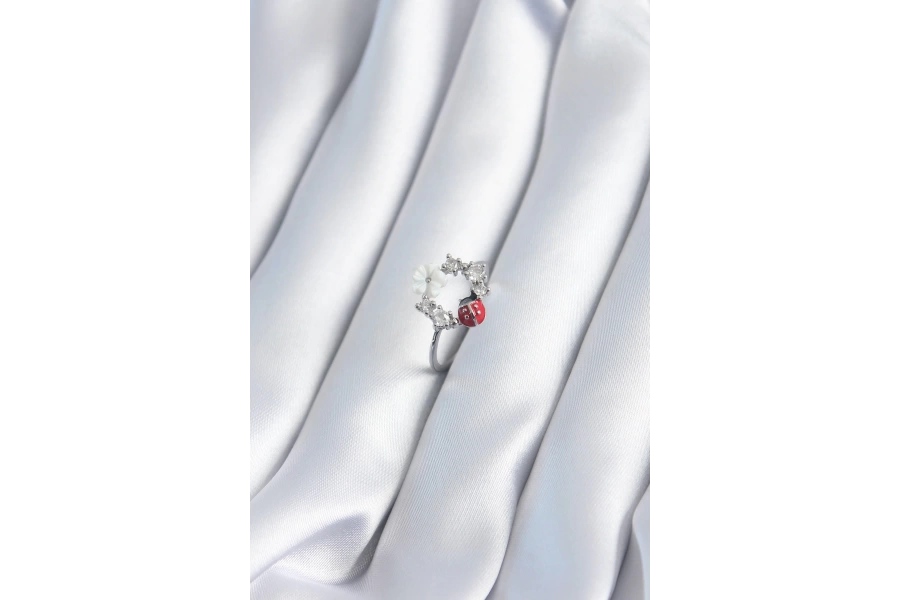 Shoecide Pirinç Gümüş Renk Zirkon Taş Detay Çiçek Uğur Böceği Model Kadın Yüzük