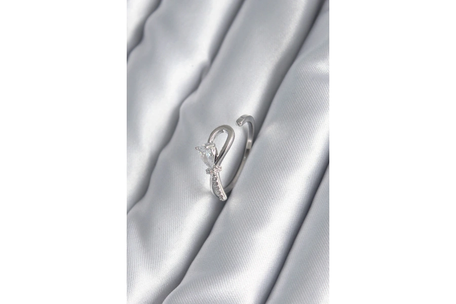 Shoecide Pirinç Gümüş Renk Zirkon Taş Detay Kurdele Model Kadın Yüzük