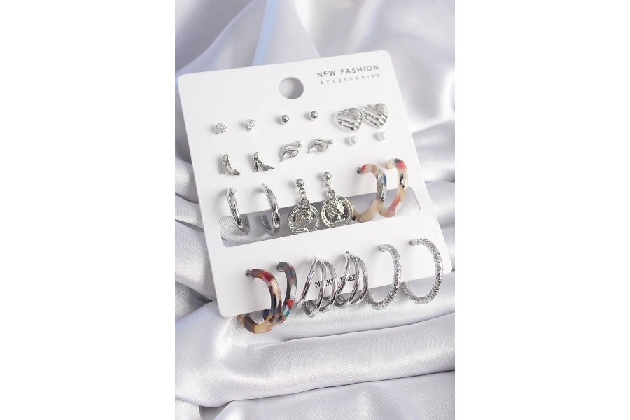 Shoecide Pirinç Gümüş Renk Zirkon Taş Detaylı 12 Çift Kadın Küpe