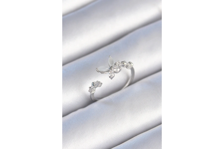 Shoecide Pirinç Gümüş Renk Zirkon Taş Detaylı Beyaz Mineli Kelebek Model Kadın Yüzük