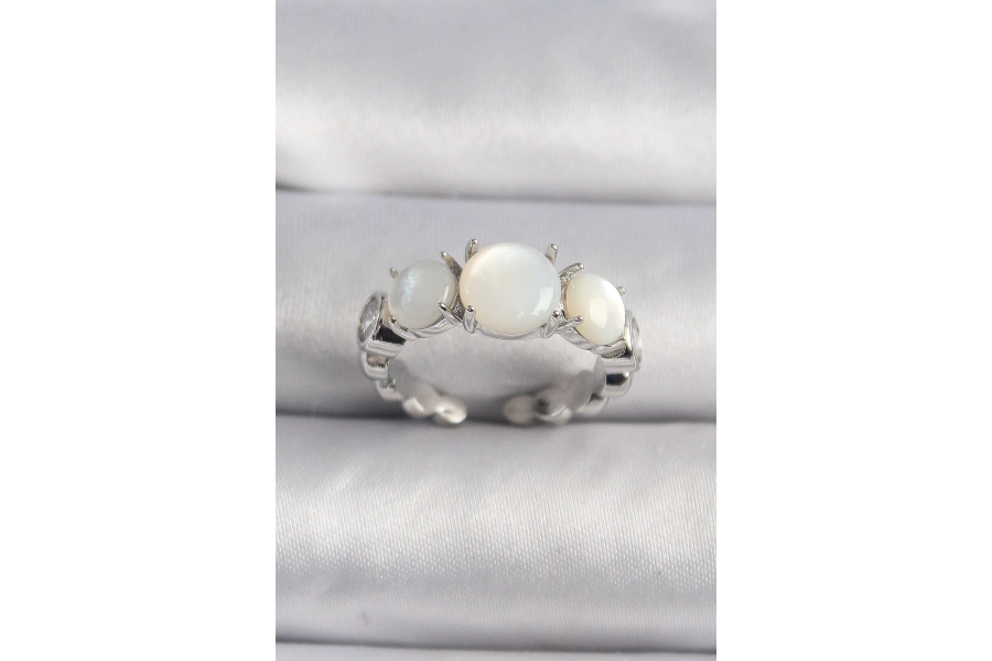 Shoecide Pirinç Gümüş Renk Zirkon Taş Detaylı Beyaz Sedefli Vıp Seri Kadın Yüzük