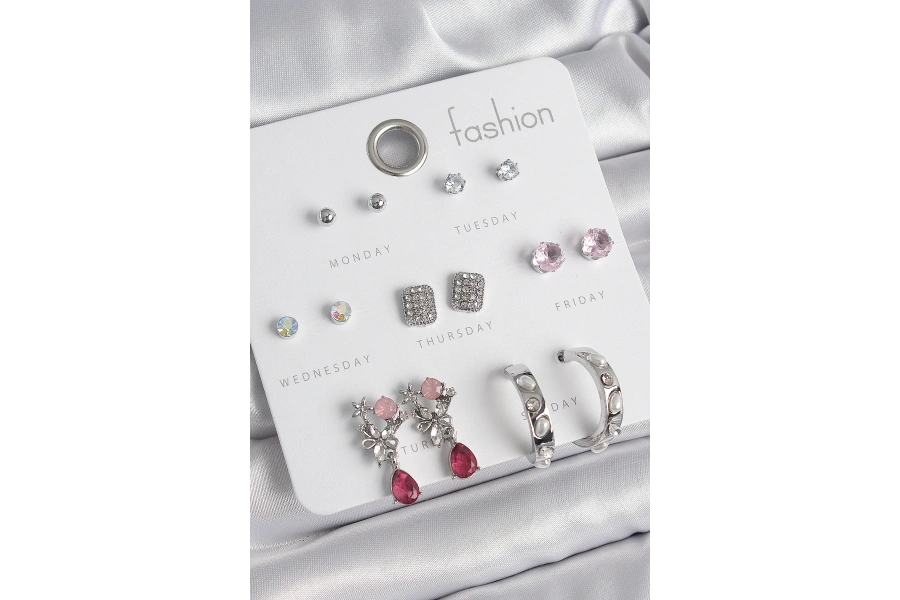 Shoecide Pirinç Gümüş Renk Zirkon Taşlı Çiçek Figür İncili Halka Detay 7 Çift Kadın Küpe Seti