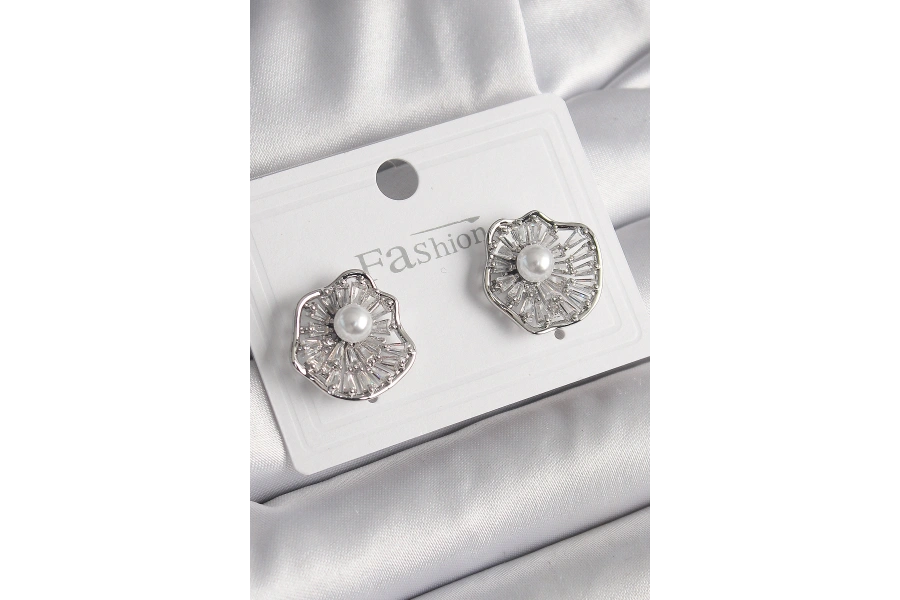 Shoecide Pirinç Gümüş Renk Zirkon Taşlı Çiçek Model İnci Detay Kadın Küpe