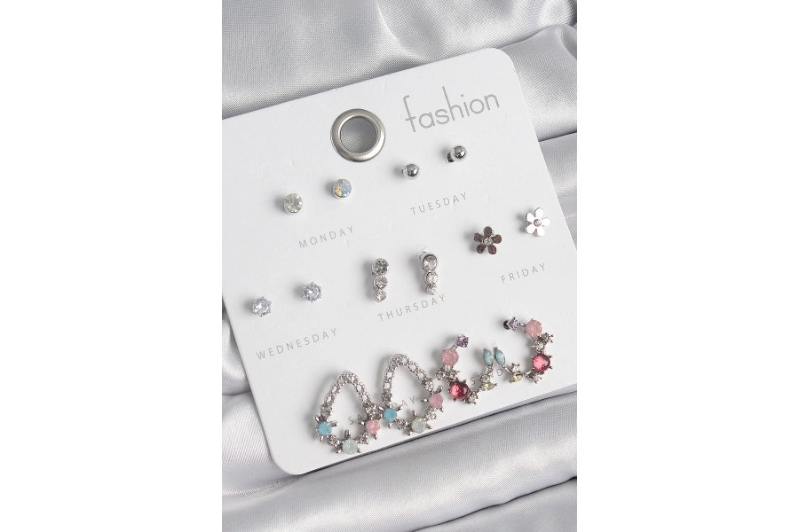 Shoecide Pirinç Gümüş Renk Zirkon Taşlı Damla Model Çiçek Detay 7 Çift Kadın Küpe Seti