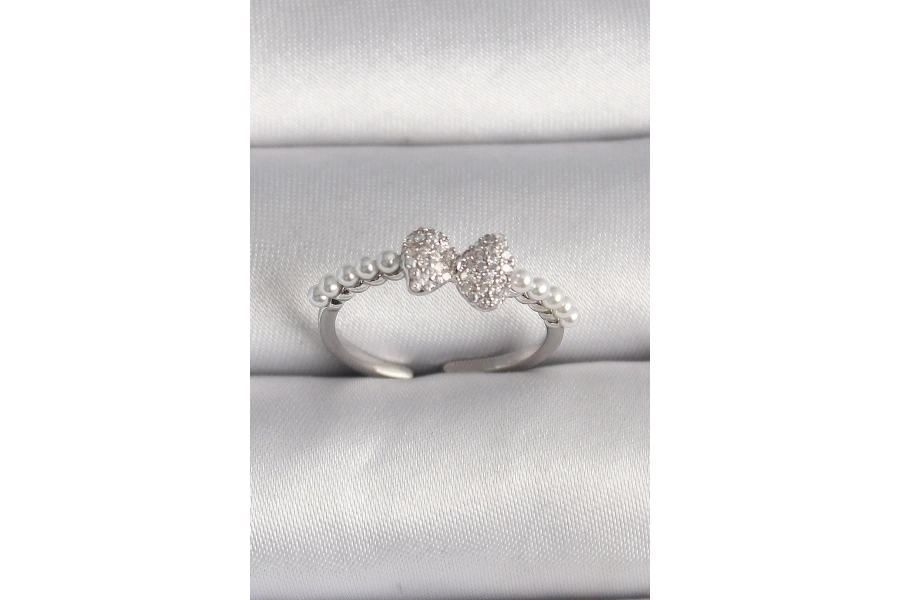 Shoecide Pirinç Gümüş Renk Zirkon Taşlı Fiyonk İnci Detay Ayarlanabilir Yüzük