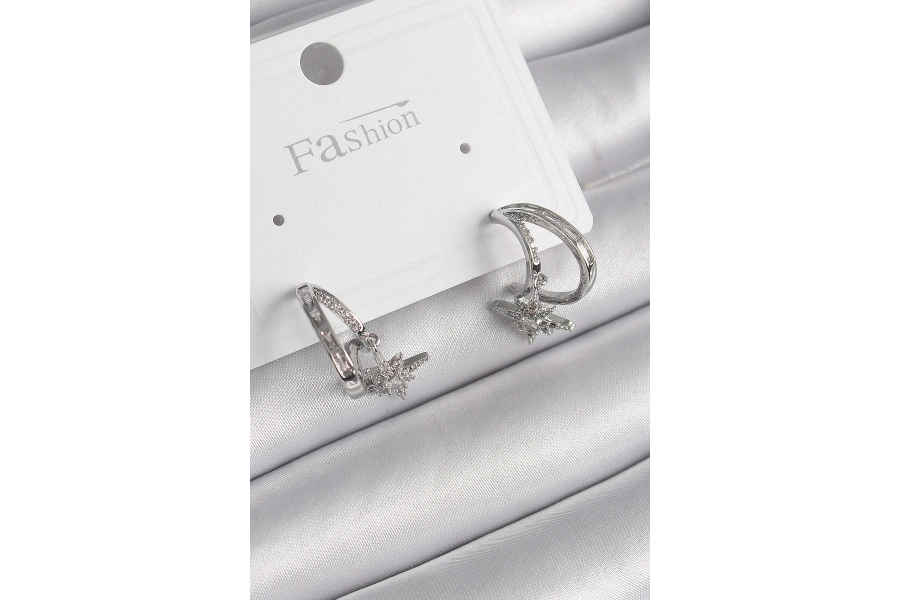 Shoecide Pirinç Gümüş Renk Zirkon Taşlı Halka Model Sallantı Yıldız Detay Kadın Küpe