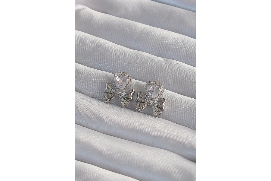 Shoecide Pirinç Gümüş Renk Zirkon Taşlı Kalp Model Fiyonk Küpe