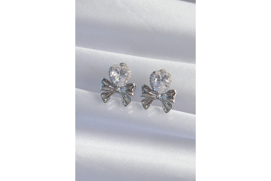 Shoecide Pirinç Gümüş Renk Zirkon Taşlı Kalp Model Fiyonk Küpe