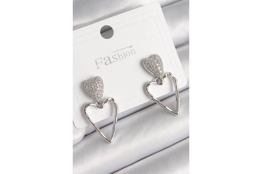 Shoecide Pirinç Gümüş Renk Zirkon Taşlı Kalp Model Kadın Küpe