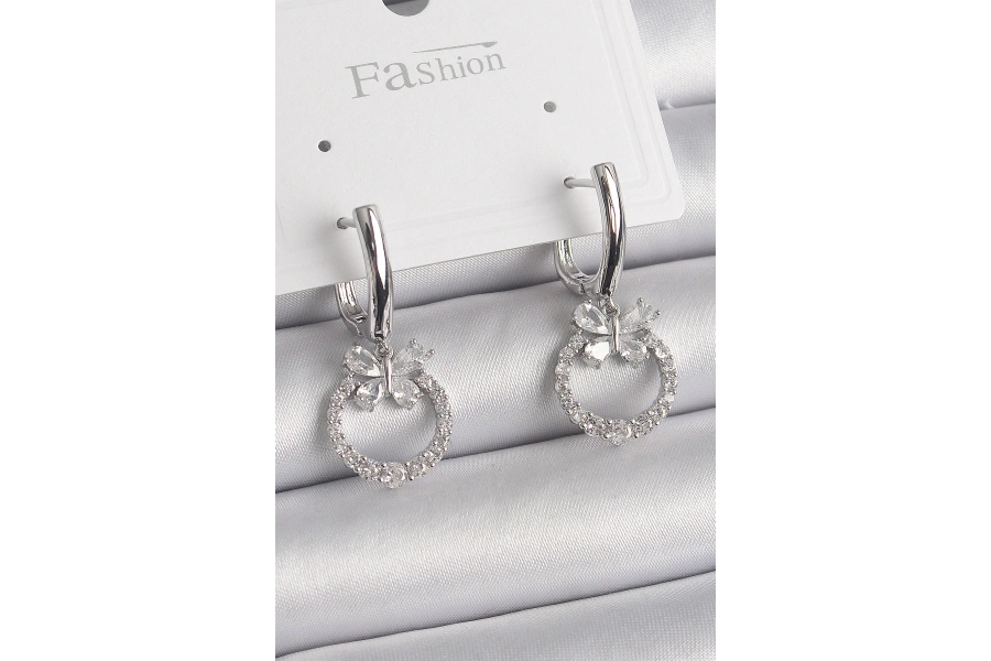 Shoecide Pirinç Gümüş Renk Zirkon Taşlı Kelebek Figür Sallantı Detay Kadın Küpe