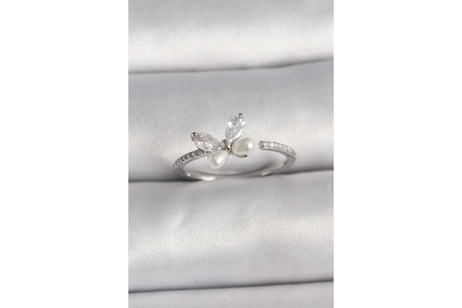 Shoecide Pirinç Gümüş Renk Zirkon Taşlı Kelebek Model İnci Detaylı Ayarlanabilir Yüzük