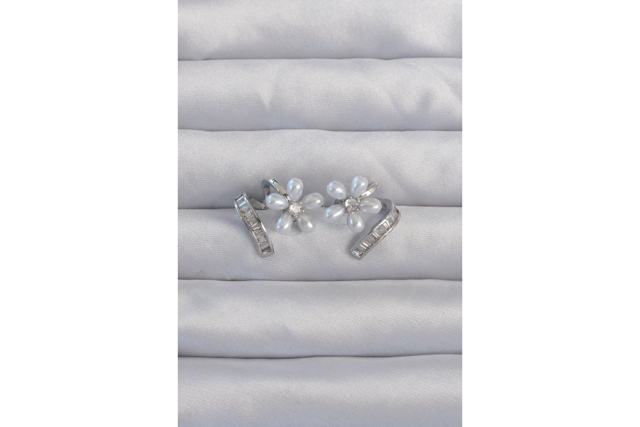 Shoecide Pirinç Gümüş Renk Zirkon Taşlı Kıvrımlı İnci Çiçek Küpe