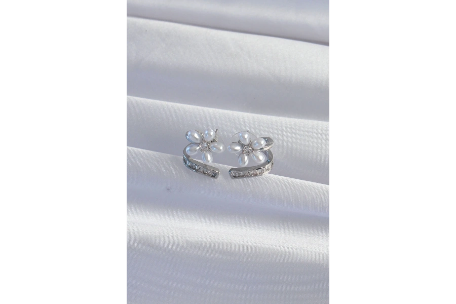 Shoecide Pirinç Gümüş Renk Zirkon Taşlı Kıvrımlı İnci Çiçek Küpe