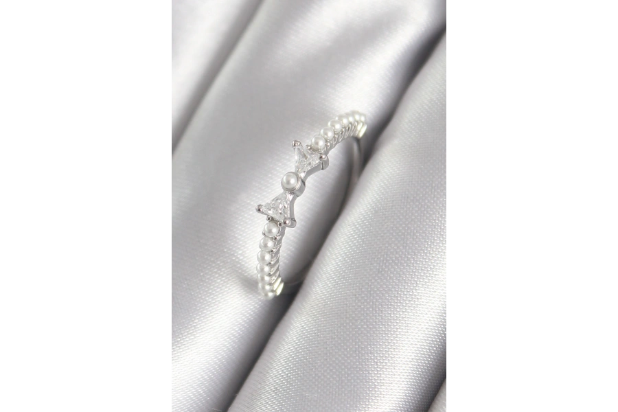 Shoecide Pirinç Gümüş Renk Zirkon Taşlı Kurdele Model İnci Detay Kadın Yüzük