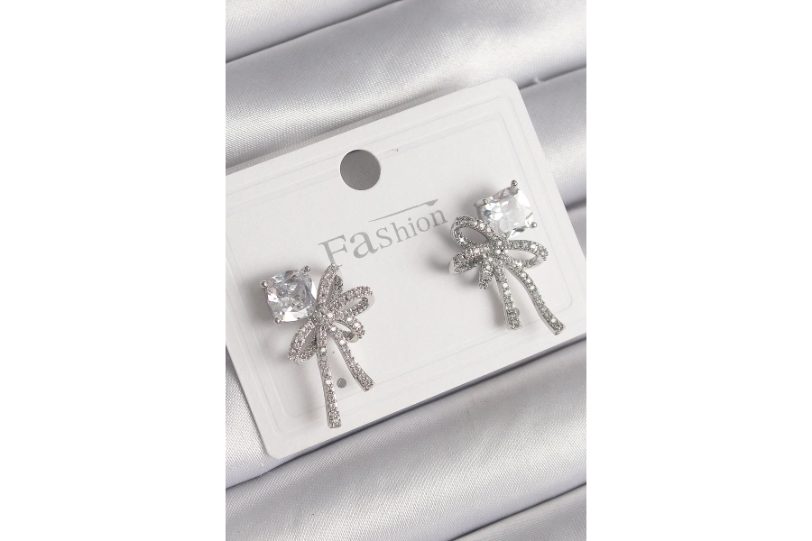 Shoecide Pirinç Gümüş Renk Zirkon Taşlı Kurdele Model Kadın Küpe