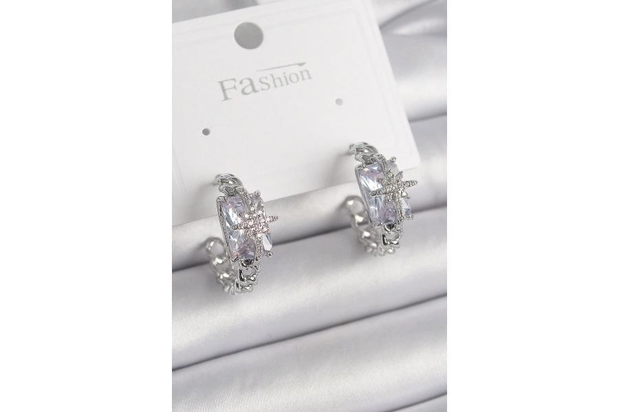 Shoecide Pirinç Gümüş Renk Zirkon Taşlı Kutup Yıldız İşleme Detay Kadın Küpe