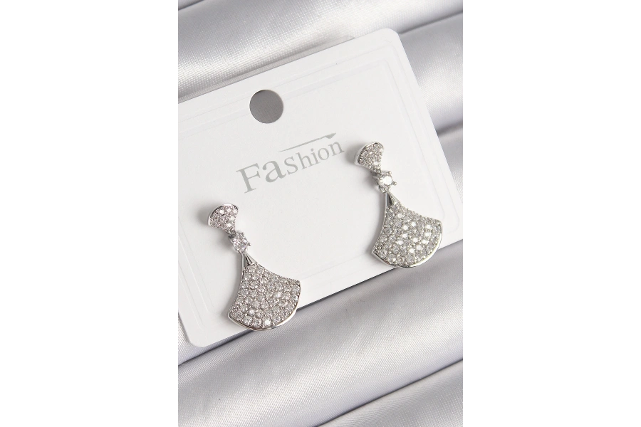 Shoecide Pirinç Gümüş Renk Zirkon Taşlı Motif Model Kadın Küpe