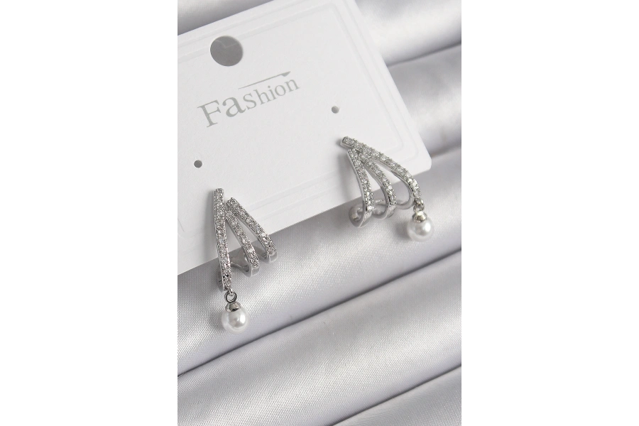 Shoecide Pirinç Gümüş Renk Zirkon Taşlı Pençe Model İnci Detay Kadın Küpe