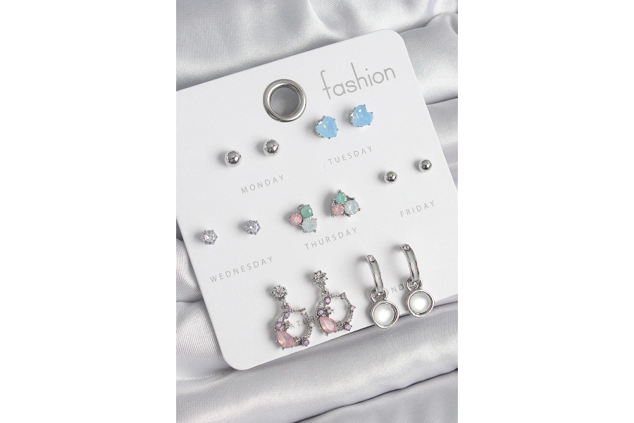 Shoecide Pirinç Gümüş Renk Zirkon Taşlı Sallantı Halka Model Çiçek Detay 7 Çift Kadın Küpe Seti