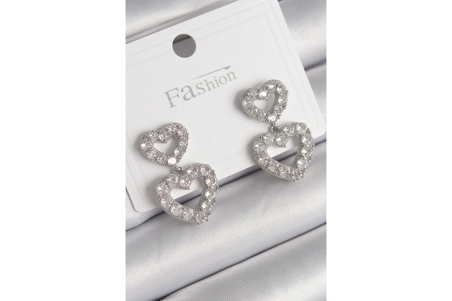 Shoecide Pirinç Gümüş Renk Zirkon Taşlı Sallantı Kalp Model Kadın Küpe