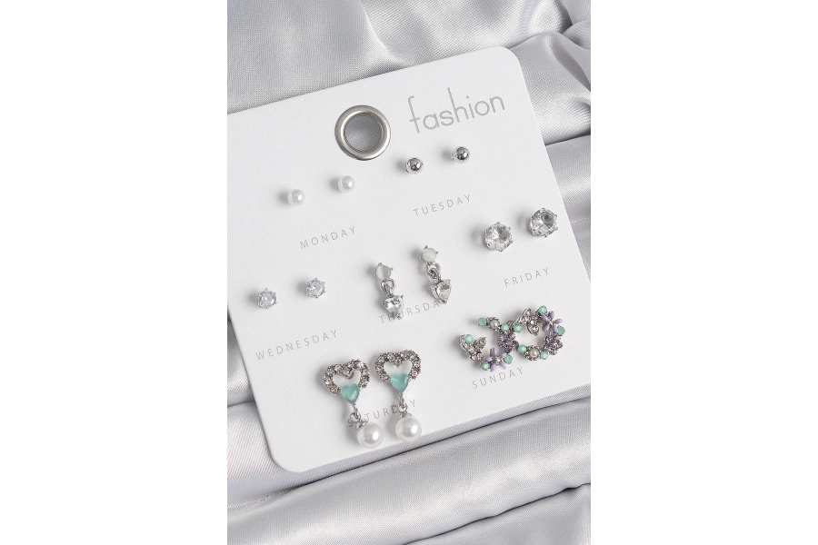 Shoecide Pirinç Gümüş Renk Zirkon Taşlı Sallantılı Kalp Model Çiçek Detay 7 Çift Kadın Küpe Seti