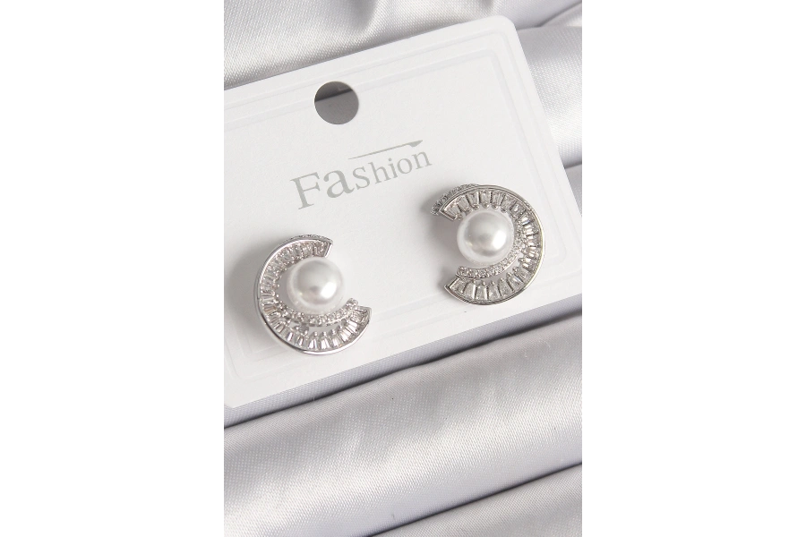 Shoecide Pirinç Gümüş Renk Zirkon Taşlı Salyangoz Model İnci Detay Kadın Küpe