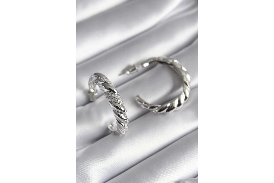 Shoecide Pirinç Gümüş Renk Zirkon Taşlı Sarmal Model Kadın Küpe