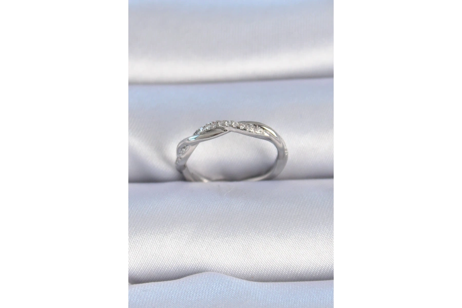 Shoecide Pirinç Gümüş Renk Zirkon Taşlı Sarmal Model Kadın Yüzük