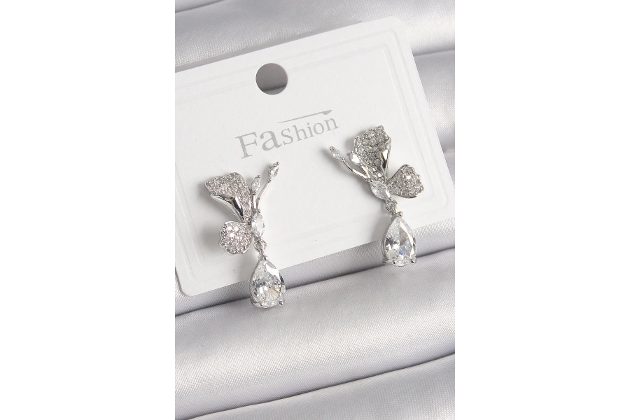 Shoecide Pirinç Gümüş Renk Zirkon Taşlı Turna Kuşu Model Sallantı Detay Kadın Küpe