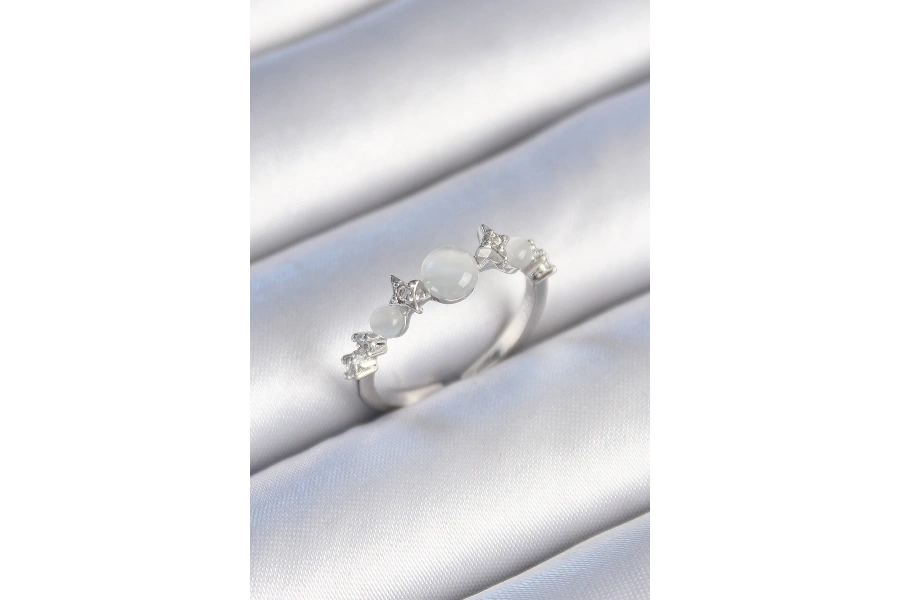 Shoecide Pirinç Gümüş Renk Zirkon Taşlı Yıldız Detay Beyaz Mineli Kadın Yüzük