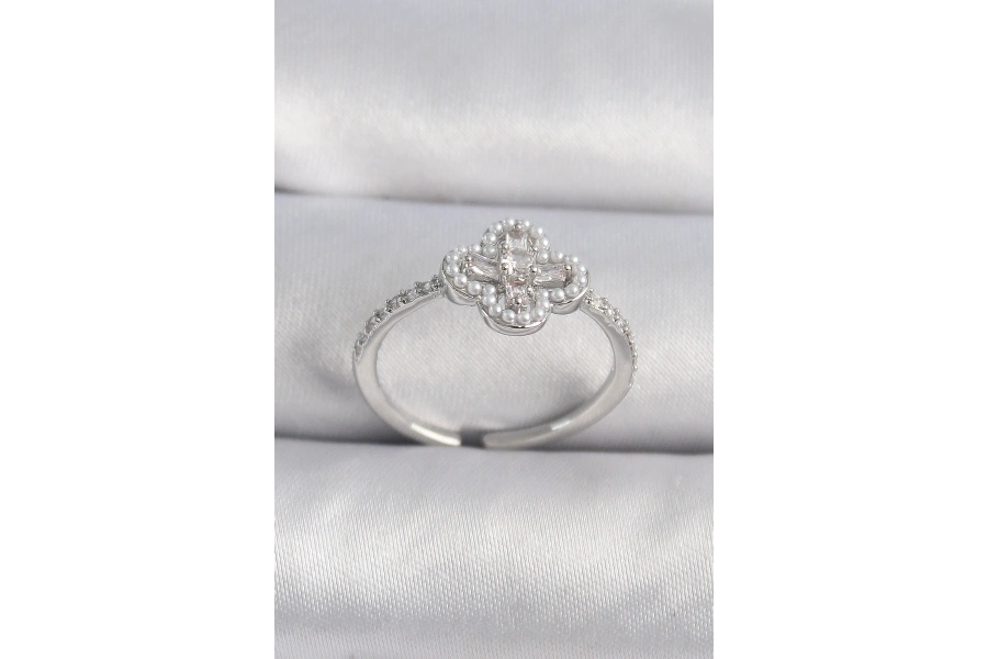 Shoecide Pirinç Gümüş Renk Zirkon Taşlı Yonca Model İnci Detay Kadın Yüzük