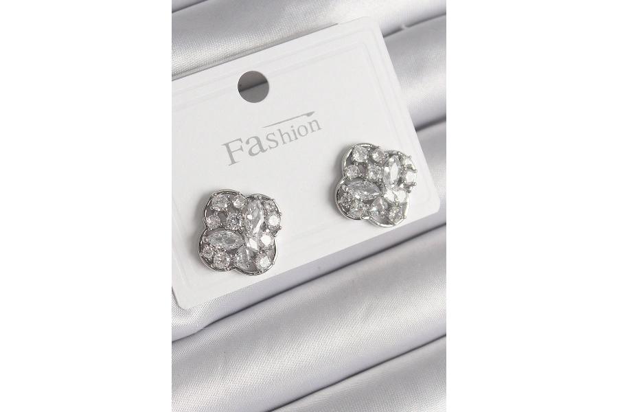 Shoecide Pirinç Gümüş Renk Zirkon Taşlı Yonca Model Kadın Küpe