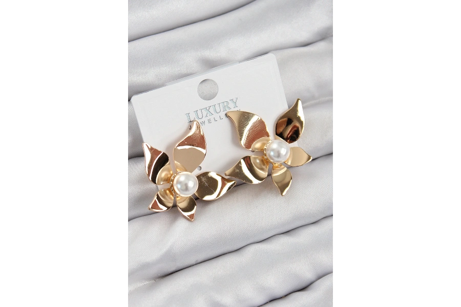 Shoecide Pirinç İnci Detaylı Çiçek Model Gold Renk Kadın Küpe