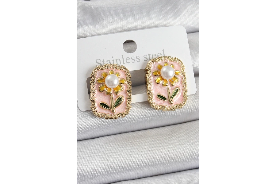 Shoecide Pirinç Pembe Mineli Papatya Figürlü Sanatsal Portre Model Gold Renk Kadın Küpe
