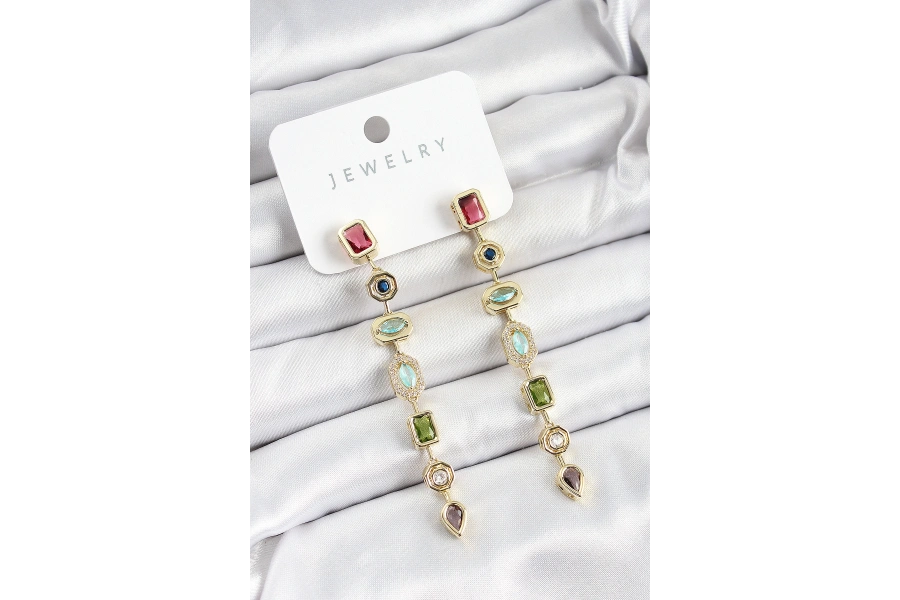 Shoecide Pirinç Renkli Zirkon Taşlı Sallantılı Model Gold Renk Kadın Küpe