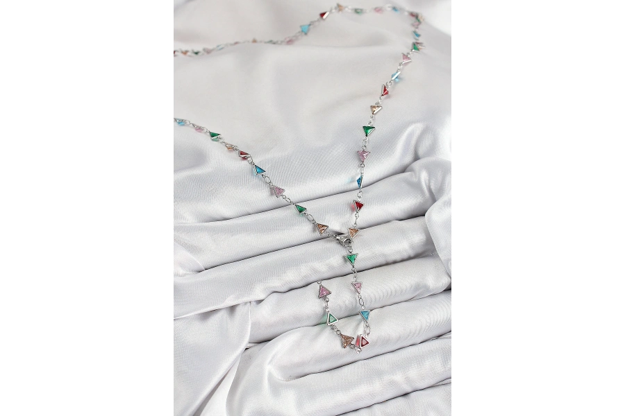 Shoecide Pirinç Renkli Zirkon Taşlı Üçgen Model Gümüş Renk Kadın Y Kolye