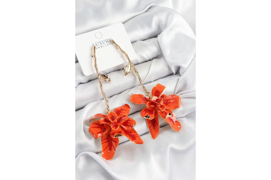 Shoecide Pirinç Sallantılı Kırmızı Çiçek Model Gold Renk Kadın Küpe