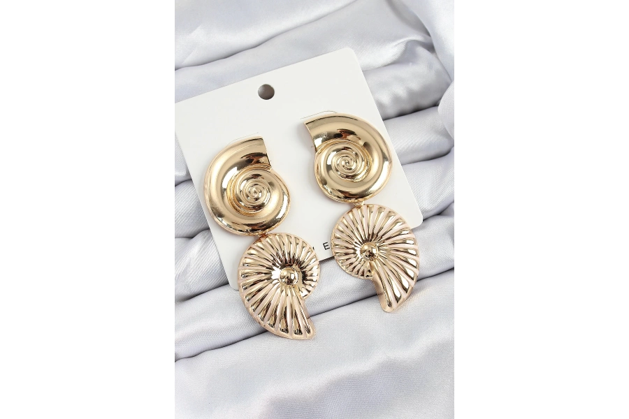Shoecide Pirinç Sarmal Sallantılı Deniz Kabuğu Vintage Model Gold Renk Küpe